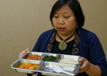 Ketua Komnas HAM Anis Hidayah, mengamati menu MBG.(Simantab/ai)