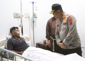 Kapolres Simalungun AKBP Marganda Aritonang,membesuk masyarakat LAMTORAS yang dirawat di rumah sakit Harapan pascabentrok dengan PT Toba Pulp Lestari (TPL), Senin malam (22/9/2025).(Simantab/ist)