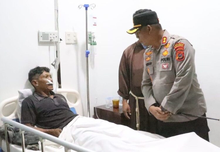 Kapolres Simalungun AKBP Marganda Aritonang,membesuk masyarakat LAMTORAS yang dirawat di rumah sakit Harapan pascabentrok dengan PT Toba Pulp Lestari (TPL), Senin malam (22/9/2025).(Simantab/ist)