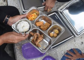 Contoh menu dari program MBG yang dicek langsung oleh para guru-guru untuk disalurkan di SMK Negeri 1 Kota Pematangsiantar.(Simantab/Putra Purba)