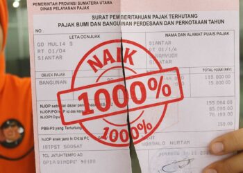 Ilustrasi seorang pegawai menunjukkan formular pembayaran kenaikan NJOP 1000% di Pematangsiantar telah dibatalkan dengan cara disobek.(Simantab/ai)