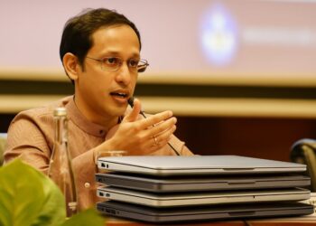 Nadiem Makarim menunjukkan sejumlah jenis laptop.(Simantab/ai)