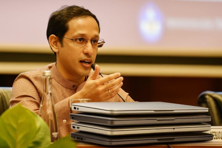 Nadiem Makarim menunjukkan sejumlah jenis laptop.(Simantab/ai)