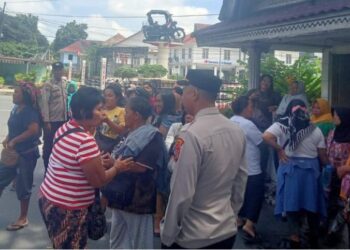 Pedagang Kaki Lima Jalan Imam Bonjol dan Thamrin mendatangi Balai Kota Pematangsiantar untuk menyampaikan keluhan terkait jam operasional.(Simantab/Ronal Sibuea)