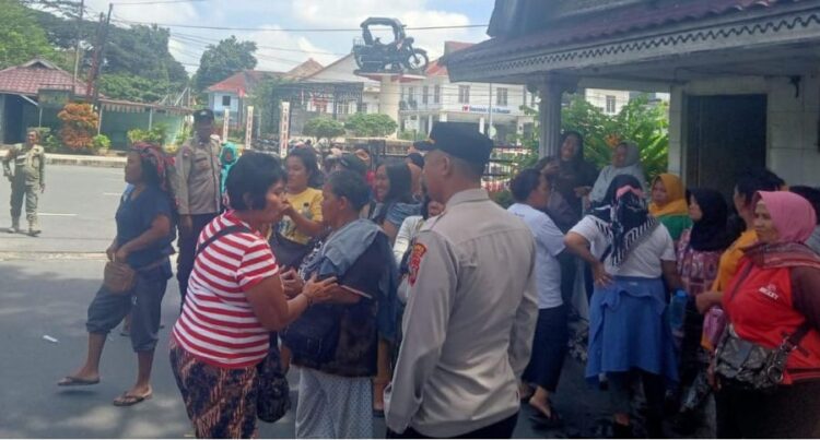 Pedagang Kaki Lima Jalan Imam Bonjol dan Thamrin mendatangi Balai Kota Pematangsiantar untuk menyampaikan keluhan terkait jam operasional.(Simantab/Ronal Sibuea)