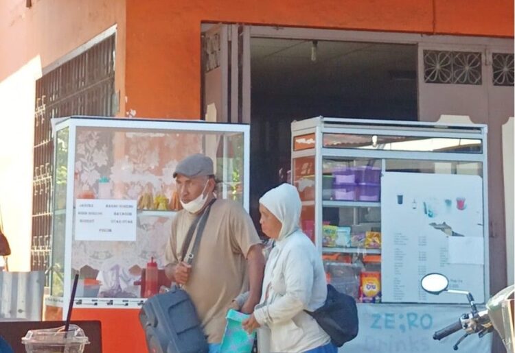 Seorang pengemis tunanetra dituntun seorang pemandu jalan di Kota Pematangsiantar.(Simantab/Putra Purba)