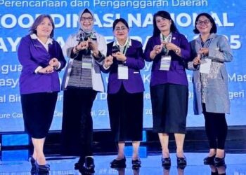 Ketua Tim Pembina Posyandu Kabupaten Simalungun, Darmawati Anton Saragih (berhijab), bersama sejumlah peserta Rakornas Posyandu 2025 di Jakarta.(Simantab/ist)