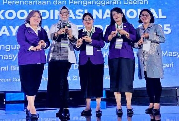 Ketua Tim Pembina Posyandu Kabupaten Simalungun, Darmawati Anton Saragih (berhijab), bersama sejumlah peserta Rakornas Posyandu 2025 di Jakarta.(Simantab/ist)