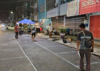 Beberapa karyawan PD PHJ melakukan pembagian dan membuat garis batas kios para pedagang eks Gedung IV Pasar Horas agar relokasi berjalan tertib.(Simantab/Ronal Sibuea)