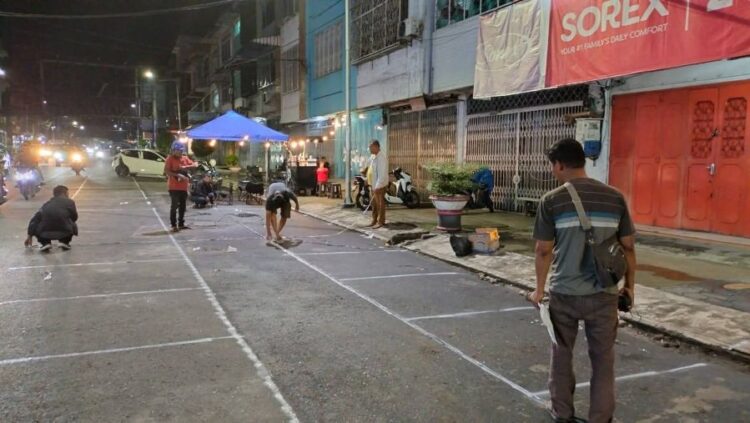 Beberapa karyawan PD PHJ melakukan pembagian dan membuat garis batas kios para pedagang eks Gedung IV Pasar Horas agar relokasi berjalan tertib.(Simantab/Ronal Sibuea)