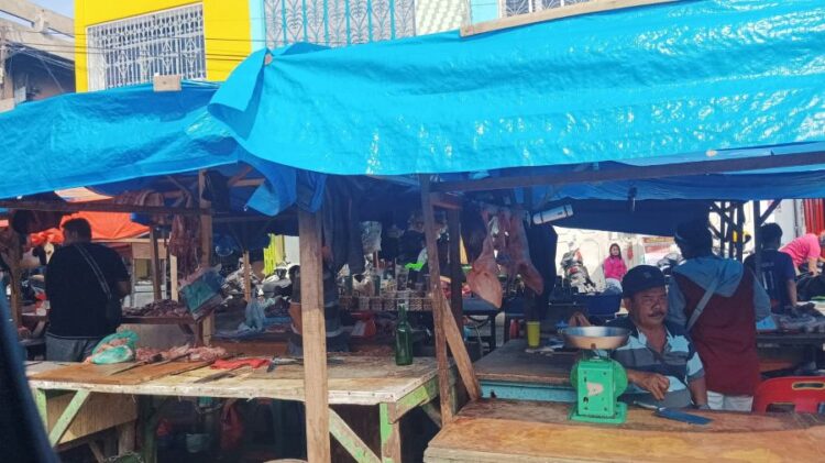 Kawasan Pasar Horas dan juga warga sepanjang Jalan Sutomo dan Jalan Merdeka, masih banyak mengalirkan limbahnya langsung ke parit.(Simantab/Ronal Sibuea)