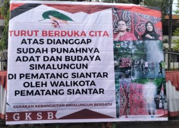 Pemberitahuan "Turut Berduka Cita" dipasang GKSB di depan Balai Kota Pematangsiantar sebagai simbol matinya identitas dan budaya Simalungun di tanah leluhurnya, Senin (1/9/2025).(Simantab/Putra Purba)