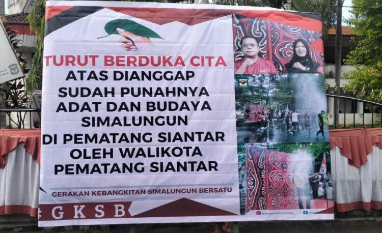 Pemberitahuan "Turut Berduka Cita" dipasang GKSB di depan Balai Kota Pematangsiantar sebagai simbol matinya identitas dan budaya Simalungun di tanah leluhurnya, Senin (1/9/2025).(Simantab/Putra Purba)