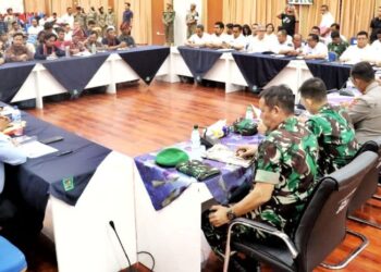 Rapat koordinasi (rakor) Forum Koordinasi Pimpinan Daerah (Forkopimda) terkat konflik masyarakat Lamtoras Sihaporas dengan PT Toba Pulp Lestari (TPL).(Simantab/rel)