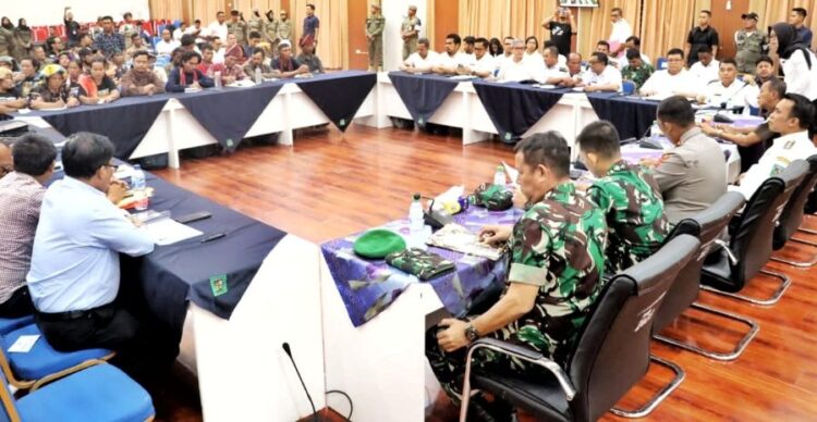 Rapat koordinasi (rakor) Forum Koordinasi Pimpinan Daerah (Forkopimda) terkat konflik masyarakat Lamtoras Sihaporas dengan PT Toba Pulp Lestari (TPL).(Simantab/rel)