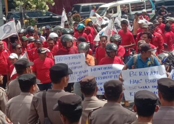 Aksi demonstrasi Ratusan buruh yang tergabung dalam Serikat Buruh Solidaritas Indonesia (SBSI) mendatangi Kantor UPTD Pengawasan Ketenagakerjaan Wilayah III Dinas Ketenagakerjaan (Disnaker) Provinsi Sumut, Jl H Adam Malik, Kota Pematang Siantar, Senin (8/09/2025).(Simantab/Putra Purba)