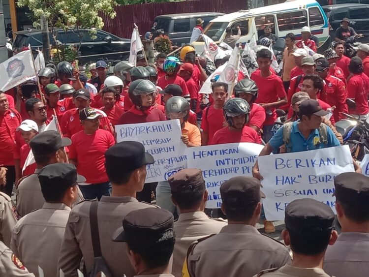 Aksi demonstrasi Ratusan buruh yang tergabung dalam Serikat Buruh Solidaritas Indonesia (SBSI) mendatangi Kantor UPTD Pengawasan Ketenagakerjaan Wilayah III Dinas Ketenagakerjaan (Disnaker) Provinsi Sumut, Jl H Adam Malik, Kota Pematang Siantar, Senin (8/09/2025).(Simantab/Putra Purba)