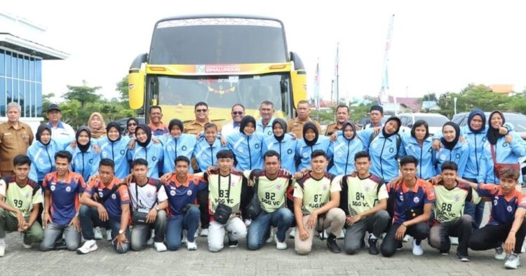 Pemkab melepas Tim Voli Simalungun bertanding ke Kejuaraan Provinsi Sumatera Utara dari Kantor Bupati Simalungun, Pamatang Raya, Senin (22/09/2025)