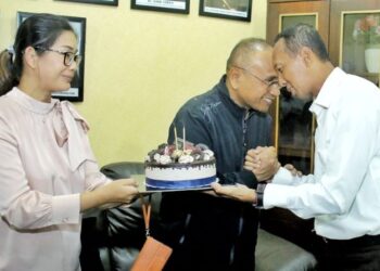 Bupati Simalungun Anton Achmad Saragih (pakai lensa) salam komando dengan Kepala Kejaksaan Negeri Simalungun Irfan Hergiato.(Simantab/ist)