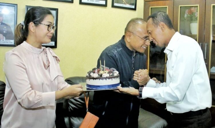 Bupati Simalungun Anton Achmad Saragih (pakai lensa) salam komando dengan Kepala Kejaksaan Negeri Simalungun Irfan Hergiato.(Simantab/ist)