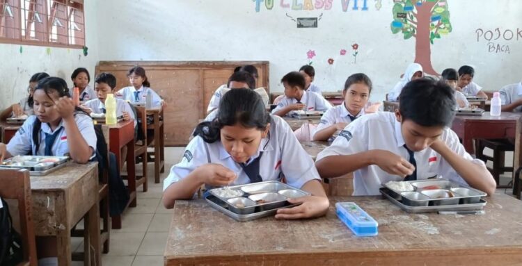 Pelajar SMP Negeri 7 Pematangsiantar menikmati sajian Makan Bergizi Gratis (MBG) di ruang kelas.(Putra Purba)