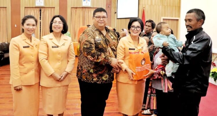Ketua DWP Kabupaten Simalungun, Ny Yulince Mixnon Andreas Simamora, memberikan bantuan social.(Simantab/ist)