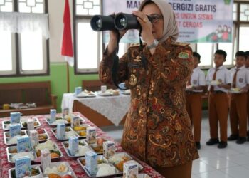 Bupati Lumajang, Indah Amperawati meneropong dapur MBG, memantau dari jauh proses pengolahan MBG.(Simantab/ai)