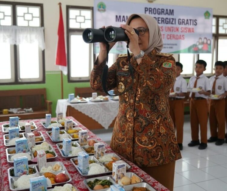 Bupati Lumajang, Indah Amperawati meneropong dapur MBG, memantau dari jauh proses pengolahan MBG.(Simantab/ai)