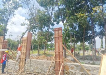 Beberapa pekerja sedang melakukan pembangunan pagar beton di Proyek rehabilitasi Makam Pahlawan Siantar.(Simantab/Putra Purba)