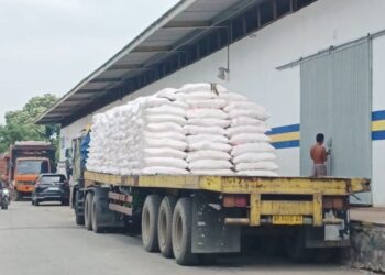 Aktivitas bongkar muat pupuk bersubsidi di gudang PT Pupuk Sriwijaya (Pusri), Jalan Mataram, Siantar Barat, Kota Pematangsiantar.(Simantab/Putra Purba)