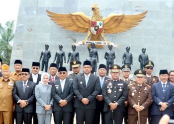 Gubernur Sumut Bobby Nasution, Bupati Simalungun Anton Achmad Saragih dan jajaran Forkopimda berfoto di Tugu Letda Sujono.(Simantab/rel)