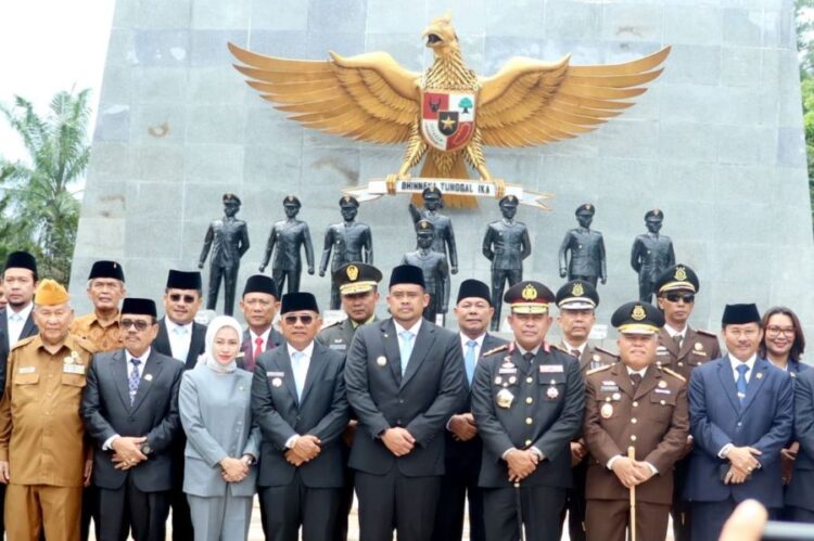Gubernur Sumut Bobby Nasution, Bupati Simalungun Anton Achmad Saragih dan jajaran Forkopimda berfoto di Tugu Letda Sujono.(Simantab/rel)