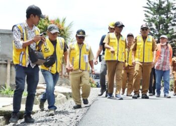 Bupati Simalungun, Anton Achmad Saragih, meninjau proyek infrastruktur.(Simantab/ist)