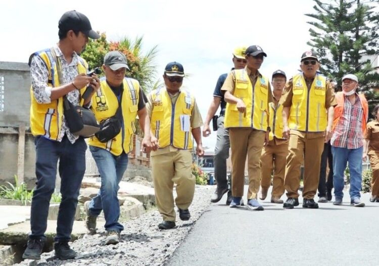 Bupati Simalungun, Anton Achmad Saragih, meninjau proyek infrastruktur.(Simantab/ist)