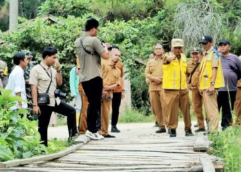 Bupati Simalungun Anton Achmad Saragih menunjuk satu jembatan rusak di Kecamatan Ujung Padang.(Simantab/ist)