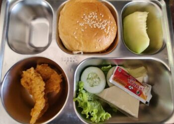 Menu makan bergizi gratis di salah satu sekolah di Pematangsiantar masih menyajikan makanan olahan seperti burger dan ayam goreng tepung. Ombudsman menilai keberadaan menu ini tidak sesuai dengan tujuan program yang mengedepankan makanan sehat dan bergizi.(Simantab/Putra Purba)