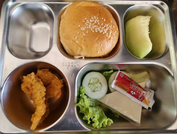 Menu makan bergizi gratis di salah satu sekolah di Pematangsiantar masih menyajikan makanan olahan seperti burger dan ayam goreng tepung. Ombudsman menilai keberadaan menu ini tidak sesuai dengan tujuan program yang mengedepankan makanan sehat dan bergizi.(Simantab/Putra Purba)
