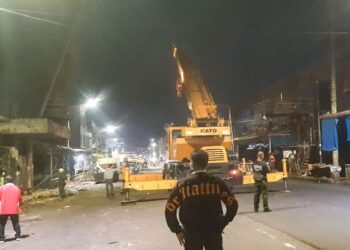 Crane milik PT STTC dikerahkan untuk mengangkat rangka baja jembatan penyeberangan Pasar Horas di Jalan Merdeka, Minggu (5/10/2025) malam.(Simantab/Putra Purba)