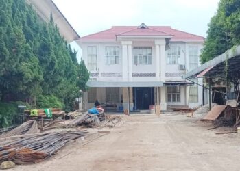 Material konstruksi mulai disusun di lokasi proyek pembangunan gedung DPRD Pematangsiantar.(Simantab/Putra Purba)