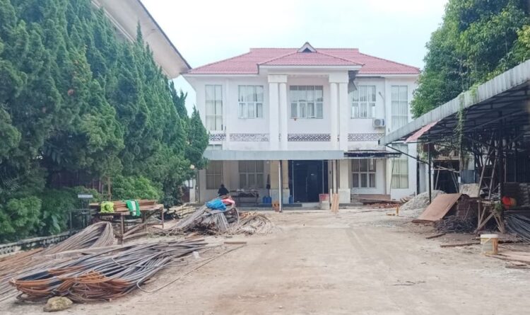 Material konstruksi mulai disusun di lokasi proyek pembangunan gedung DPRD Pematangsiantar.(Simantab/Putra Purba)