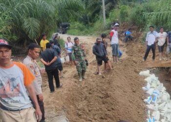Perbaikan ruas jalan putus di Dusun VI Buttu Ganjang, Nagori Siporkas, Kecamatan Raya Kahean Simalungun.(Simantab/ist)