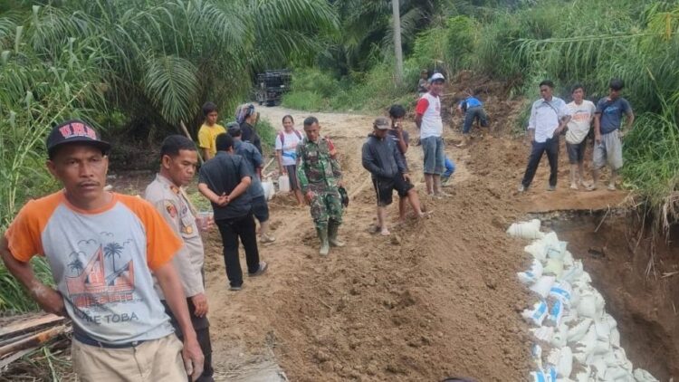 Perbaikan ruas jalan putus di Dusun VI Buttu Ganjang, Nagori Siporkas, Kecamatan Raya Kahean Simalungun.(Simantab/ist)