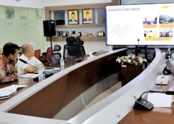 Bupati Simalungun Anton Achmad Saragih (pakai peci), mendiskusikan Pembangunan Kabupaten Simalungun di Kementerian PU.(Simantab/ist)