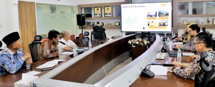 Bupati Simalungun Anton Achmad Saragih (pakai peci), mendiskusikan Pembangunan Kabupaten Simalungun di Kementerian PU.(Simantab/ist)