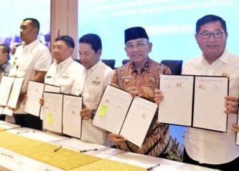 Bupati Simalungun Anton Achmad Saragih (pakai batik) bersama sejumlah utusan daerah lain mengikuti Rakornas di Auditorium Lantai 2 Gedung D, Kementerian Pendidikan, Kebudayaan, Riset, dan Teknologi (Kemendikbudristek).(Simantab/ist)