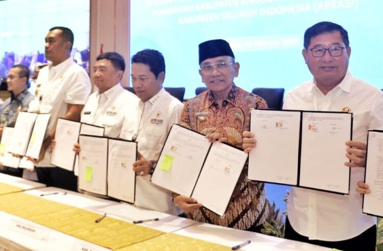 Bupati Simalungun Anton Achmad Saragih (pakai batik) bersama sejumlah utusan daerah lain mengikuti Rakornas di Auditorium Lantai 2 Gedung D, Kementerian Pendidikan, Kebudayaan, Riset, dan Teknologi (Kemendikbudristek).(Simantab/ist)