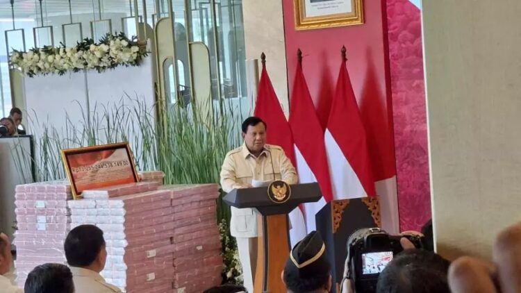 Presiden Prabowo Subianto menyampaikan pidato dalam acara penyerahan uang pengganti kerugian negara terkait kasus korupsi ekspor CPO yang digelar di Gedung Kejaksaan Agung, Jakarta Selatan.(Simantab/ist)