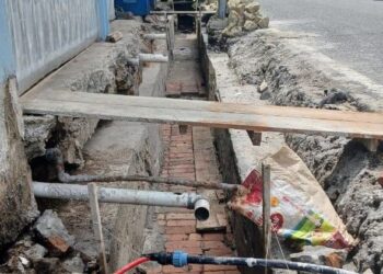 Proyek perbaikan drainase di Jl Cipto Pematangsiantar, menggunaka bata merah sebagai dasar lantai.(Simantab/Sitanggang)