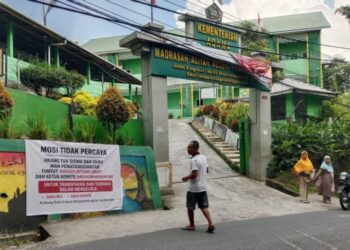 Spanduk “Mosi Tidak Percaya” terpajang di MAN Pematangsiantar, menuntut Kepala Madrasah dan Ketua Komite untuk terbuka dalam penggunaan Dana BOS dan Dana Komite.(Simantab/ist)