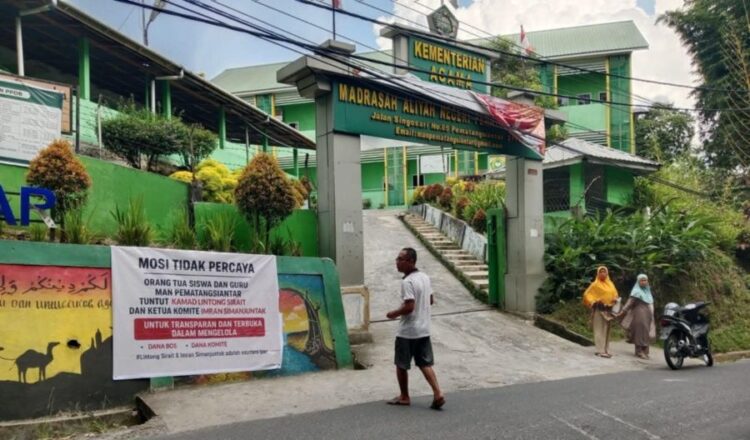 Spanduk “Mosi Tidak Percaya” terpajang di MAN Pematangsiantar, menuntut Kepala Madrasah dan Ketua Komite untuk terbuka dalam penggunaan Dana BOS dan Dana Komite.(Simantab/ist)